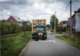  ?? FOTO SVEN DILLEN ?? De mat ligt er nog, de paaltjes zijn al weg. “De mat halen we vrijdag ook weg”, zegt de schepen.