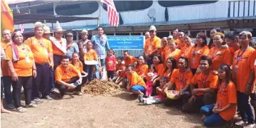  ??  ?? Dennis (standing, eighth left) and residents of Long Julan Pelutan gather for a group photo after the ceremony.