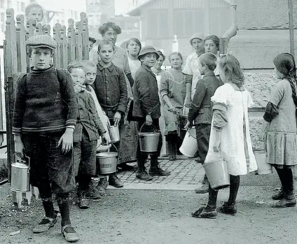  ??  ?? Venduti I bambini di Svevia partivano dall’Alto Adige e venivano venduti per povertà nei mercati della Svevia