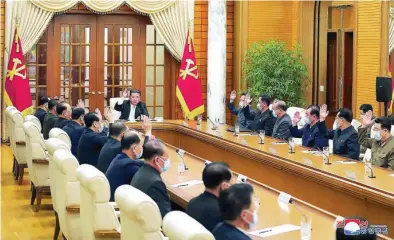 ?? AP ?? Kim Jong Un convocó el jueves una reunión urgente del Politburó para discutir el brote