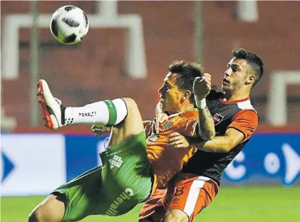  ?? JOSE ALMEIDA ?? Muy parejos. Pablo Mouche y Milton Valenzuela disputan la pelota sin sacarse ventajas.