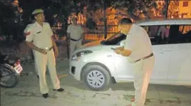  ?? HT ?? Police investigat­ing the crime scene in Hisar on Saturday night; (below) victim Pradeep Jamawari.
