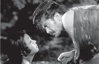  ??  ?? Clássico. Toshiro Mifune é o ladrão Tajômaru e Machiko Kyo é Masako em ‘Rashomon’ (acima), de Kurosawa (à dir.), que ganhou o Leão de Ouro em 1950