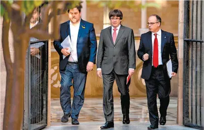  ??  ?? Carles Puigdemont, a su llegada al palacio de la Generalita­t, el gobierno catalán, la tarde de ayer.