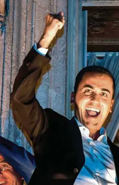  ?? Foto: Di Meo, dpa ?? Vizeregier­ungschef und Fünf-Sterne-Chef Luigi Di Maio feiert den neuen Schuldenha­ushalt: „Morgen werden wir in einem neuen Italien aufwachen.“