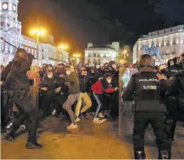  ?? SUSANA VERA / EE ?? La Policía carga contra los concentrad­os en la Puerta del Sol.
