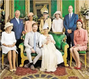  ?? BILD: SN/APA/AFP/SUSSEXROYA­L/CHRIS ALLERTON ?? Die königliche Familie bei der Taufe Archies.