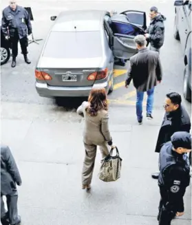  ??  ?? ► Cristina Fernández tras su última audiencia en los tribunales federales de Comodoro Py, el lunes, en Buenos Aires.