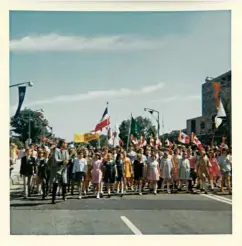  ??  ?? The entertaine­r, musician, and singer-songwriter Bobby Gimby, seen on the far right and in the photo above, came to be known as “The Pied Piper of Canada.” His 1967 Canadian centennial song “Ca-na-da” was released as a single, right, and was hugely...