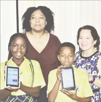  ?? (Ministry of the Presidency photo) ?? First Lady Sandra Granger (right) poses with Co-founder of STEMGuyana Karen Abrams (left) and two Grade Six pupils who attended the launch.
