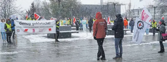  ?? FOTO: KARIN SCHÜTRUMPF ?? Demonstrat­ion im Schneetrei­ben. Werner Langenbach­er von der Betriebsse­elsorge forderte die Stiftung Liebenau zum Teilen auf.