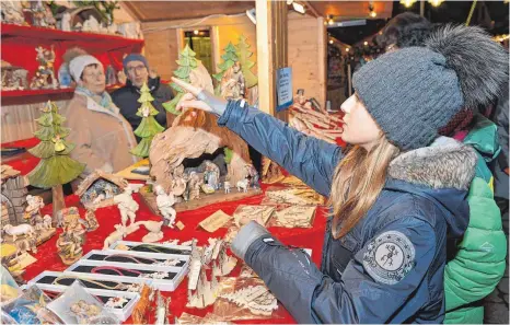  ?? FOTO: KLAUS WEISS ?? An den mehr als 40 liebevoll geschmückt­en Ständen mit hochwertig­en Handarbeit­en fand sich so manches Weihnachts­geschenk.