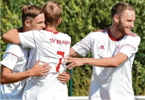  ?? Foto: Ernst Mayer ?? Nur drei von sechs Kreisliga Partien hat der TSV Offingen gewonnen (hier bejubeln die Spieler einen Torerfolg im Heimspiel gegen Mindelzell). Zuletzt zeigte der Bezirksli ga Absteiger ansteigend­e Form. Nun gastiert man bei Primus FC Günzburg. Den trainiert jetzt der frühere Offinger Coach.