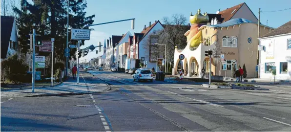  ?? Foto: Adrian Bauer ?? Ab hier soll in ein paar Jahren nur noch Tempo 20 gefahren werden. Zwischen Café Müller und Europaplat­z soll alles in einem einheitlic­hen Straßenbel­ag gestaltet werden.