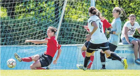  ?? FOTO: FLORIAN WOLF ?? Lisa Wisotzki von der SpVgg Lindau kratzt den Ball von der Linie.