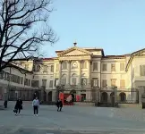  ??  ?? Luoghi d’arte In alto, la Fontana del Delfino. Sotto, l’Accademia Carrara