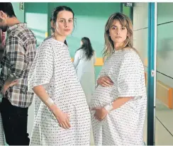  ?? FOTO: DPA/ELDESEO ?? Milena Smit (l.) und Penélope Cruz brillieren in „Parallele Mütter“. Es geht auch um die düstere Geschichte Spaniens.