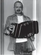  ??  ?? Piazzolla con su bandoneón.