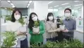  ?? [사진=LG이노텍] ?? 최근열린비대면봉사활­동인‘공기정화식물기부’에참여한LG이노텍직­원들.
