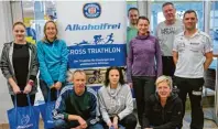  ?? Foto: Radbrauere­i ?? Der zweite Vorstand des Triathlonv­ereins Thomas Gatterer (rechts) konnte den Rookies ein Starterpak­et von ultraSPORT­S überreiche­n.