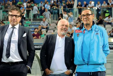  ??  ?? Al timone Da sinistra Cristiano Giuntoli, ds del Napoli, il presidente Aurelio De Laurentiis e l’allenatore Maurizio Sarri. I rapporti tra i tre attualment­e tendono al sereno