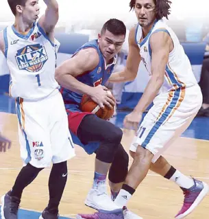  ?? JOEY MENDOZA ?? Magnolia’s Jio Jalalon (center) forces his way through NLEX’s Eman Monfort (left) and Alex Mallari during Game Two of their PBA Philippine Cup semifinals at the MOA Arena last night.