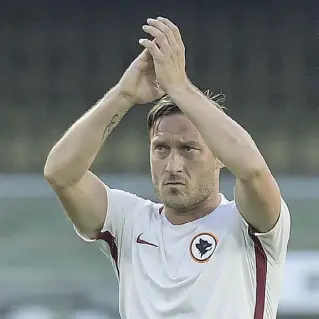  ??  ?? Simbolo Francesco Totti ha indossato per 25 stagioni in gialloross­o: domenica l’addio al calcio