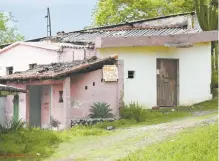  ??  ?? Antes de ser asegurado tras hallar una fosa con un cadáver, este lugar, ubicado entre Colima y Tecomán, operaba como centro botanero.