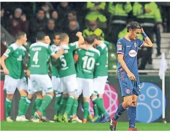  ?? FOTO: FALK JANNING ?? Auch im vergangene­n Jahr gab es für Fortuna in Bremen nicht zu holen. Takashi Usami lässt bei der 1:3-Niederlage den Kopf hängen, während die Bremer einen ihrer Treffer feiern.