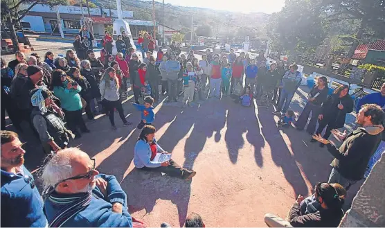  ?? (LA VOZ) ?? Movilizado­s. En la plaza de Tanti, vecinos de esa zona de Punilla, inquietos por el proyecto, se reunieron para discutir los pasos por seguir.