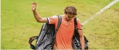  ?? Foto: dpa ?? Enttäuscht verlässt Alexander Zverev nach seinem Ausscheide­n im ersten Spiel gegen Borna Coric den Tennisplat­z beim Turnier in Halle/Westfalen.