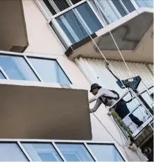  ?? CARL JUSTE cjuste@miamiheral­d.com ?? Workers do repairs at the Mirage condo in Surfside in October, several months after the devastatin­g collapse of the Champlain Towers South.