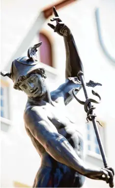  ?? Foto: Alexander Kaya ?? Im alten Rom hieß Hermes, der Götterbote, Mercurius. Er war Gott der Händler und Diebe. Blick auf den Augsburger „Merkurbrun­nen“.