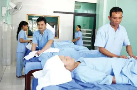  ?? PHA LINA ?? Patrons are given massages at Bun Thoeun Seeing Hand Massage By Blind People in Phnom Penh’s Phsar Chas commune.