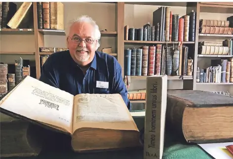  ?? FOTO: ANJA KATZKE ?? Peter Hahnen präsentier­t die Bücherschä­tze der Zisterzien­ser – darunter auch ein Buch aus Stein (im Bild stehend).