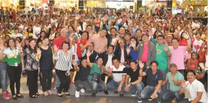  ?? — AC-CMG ?? ALAGA KA. Angeles City Mayor Edgardo Pamintuan together with city councilors and village chiefs joined Philhealth in the recent distributi­on of MDRs and IDs to the 3,151 4Ps beneficiar­ies of this city.