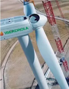  ??  ?? Iberdrola tiene actualment­e en construcci­ón más de 8.500 MW. En las fotos, planta fotovoltai­ca Núñez de Balboa (Badajoz) y construcci­ón del parque eólico Pradillo (Zaragoza).
