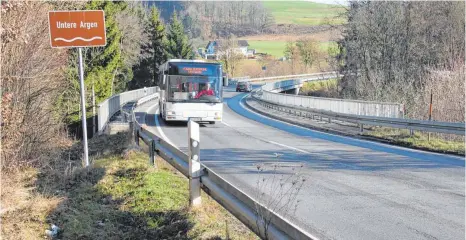  ?? FOTOS: JAN PETER STEPPAT ?? Die Sperrung der Argenbrück­e betrifft auch den Busverkehr.