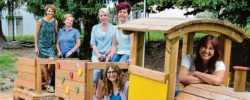  ?? Foto: Ulrike Hauke, Stadt Wertingen ?? Renate Bunk (rechts), die neue Leiterin des Gottmannsh­ofener Kindergart­ens, freut sich mit ihren Kolleginne­n auf das neue Kindergart­enjahr. Für das Foto sitzen statt der Kleinen ausnahmswe­ise die Frauen im lustigen Kinderzug: (von links) Clara Hermida, Liliane Wojtczyk, Olga Hirsekorn, Anja Schindler und Luzia Hitzler.