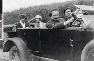 ??  ?? Grand day out: Alma (left back seat) and husband Franz Werfel (driving) with Alban and Helene Berg