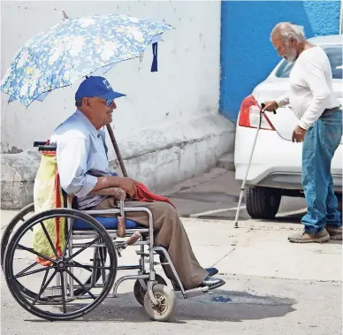  ??  ?? En las calles Segunda y Julián Carrillo, es donde recibe propinas por su labor para su sustento y el de su familia