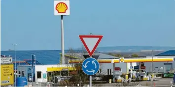  ?? Foto: Barbara Würmseher ?? Zwei Jugendlich­e aus dem Donau-Ries-Kreis und dem Nachbarlan­dkreis Günzburg überfielen diese Tankstelle im Rainer Gewerbegeb­iet an der Bundesstra­ße 16. Zwei junge Frauen wussten von der Tat und halfen mit. Nun wurden sie alle am Landgerich­t Augsburg verurteilt.