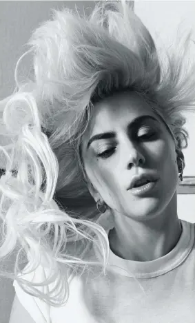  ??  ?? Icona Lady Gaga (vero nome Stefani Joanne Angelina Germanotta), 30 anni, è nata a New York, ma ha origini messinesi. Il suo nome d’arte è ispirato al brano «Radio Ga Ga» dei Queen