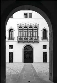  ??  ?? La corte d’ingresso. Nella pagina accanto, scorcio sulla cucina. In apertura, uno degli storici camini decorati restaurati.
The entrance court. Opposite page, a partial view of the kitchen. Opening page, one of the old decorated fireplaces restored.