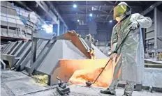  ??  ?? Un trabajador de una siderúrgic­a en Alemania. La Unión Europea, Canadá y México han anunciado medidas espejo si EU grava las exportacio­nes del metal.