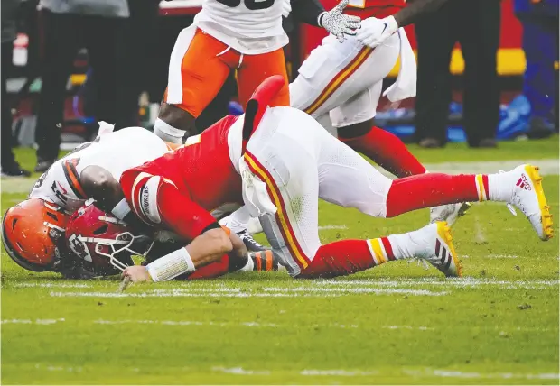  ?? JAY BIGGERSTAF­F / USA TODAY SPORTS ?? Kansas City Chiefs quarterbac­k Patrick Mahomes is brought down by Cleveland Browns linebacker Mack Wilson during the second half in
Sunday’s AFC divisional round playoff game at Arrowhead Stadium. Mahomes suffered a concussion on the play.