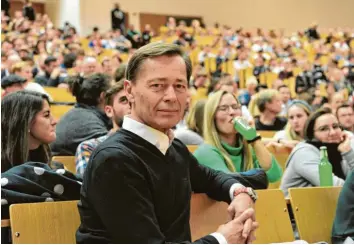  ?? Foto: Arne Bensiek ?? Thomas Middelhoff in der Frankfurte­r Uni: Der ehemalige Vorstandsc­hef der Bertelsman­n AG und des Karstadt-Quelle-Konzerns Arcandor sorgte einst für Milliarden­gewinne, dann stürzte er tief ab.