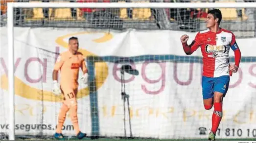  ?? MARISCAL / EFE ?? El defensa del Navalcarne­ro Manu Jaimez celebra el primer gol del equipo madrileño al Eibar.