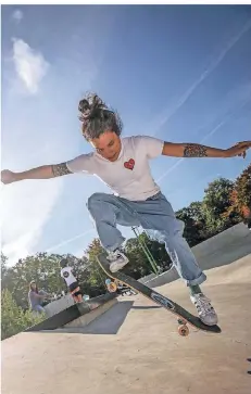  ?? RP-FOTO: HANS-JÜRGEN BAUER ?? Bianca Malchin testet mit ihrem Board den noch neuen Skatepark Eller, der als größter in Deutschlan­d gilt.