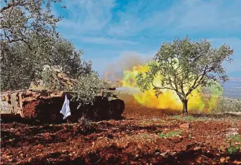  ??  ?? KERETA kebal Turki membedil kedudukan kumpulan bersenjata Kurdish di Salwah, dekat sempadan Turki-Syria. - AFP